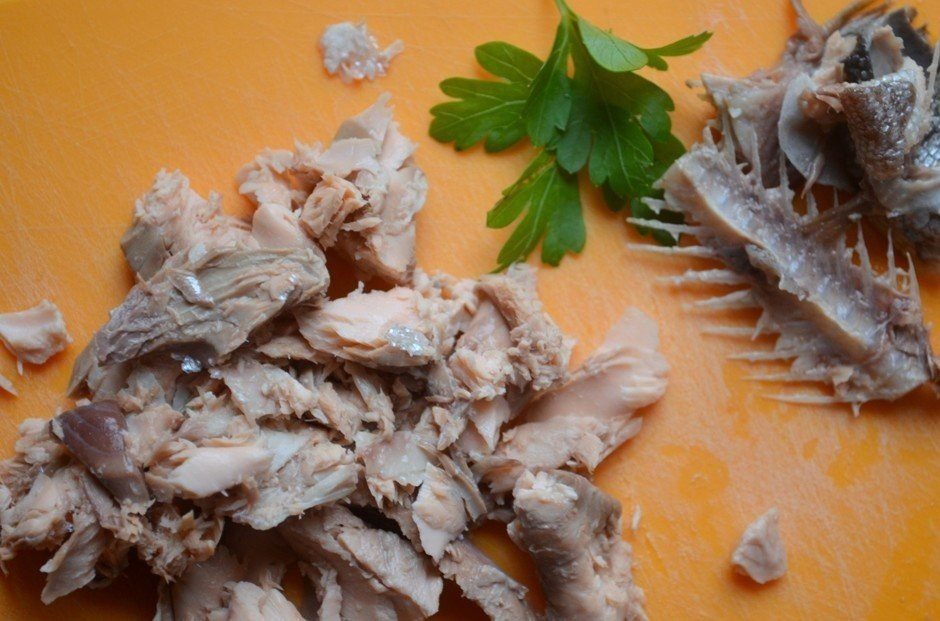 Рыбу разделать на кусочки, убрать кожу и кости, если таковые имеются. Когда нижний слой схватится, достать тарелку из холодильника. Уложить сверху рыбу. Лимон, морковь, маслины нарезать как вам нравится. Разложить их между кусками рыбы. Украсить зеленью. 