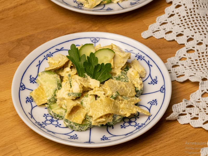 Салат с жареным яйцом и карри