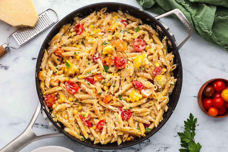 Макароны с томатной пастой и кукурузой