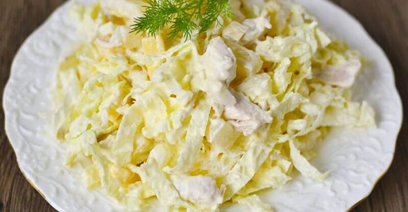 Смешать все ингредиенты, посолить и заправить йогуртом.