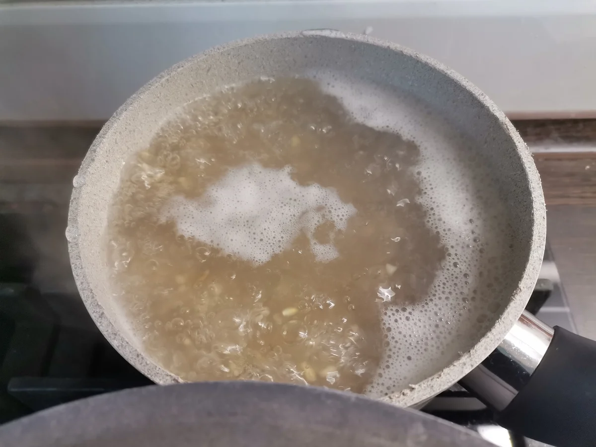 Перловую крупу хорошо промываем и варим в отдельной посуде 30-40 минут. Мясо промываем , заливаем водой и ставим вариться на 50 минут, не забывая снимать образовавшуюся пенку.