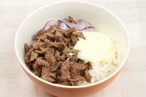 Соедините говядину, черную редьку, лук.