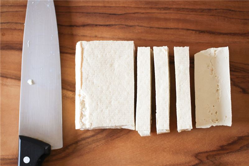 Тофу нарезать на полоски. На ладошку выложить фарш и положить полоску тофу.
