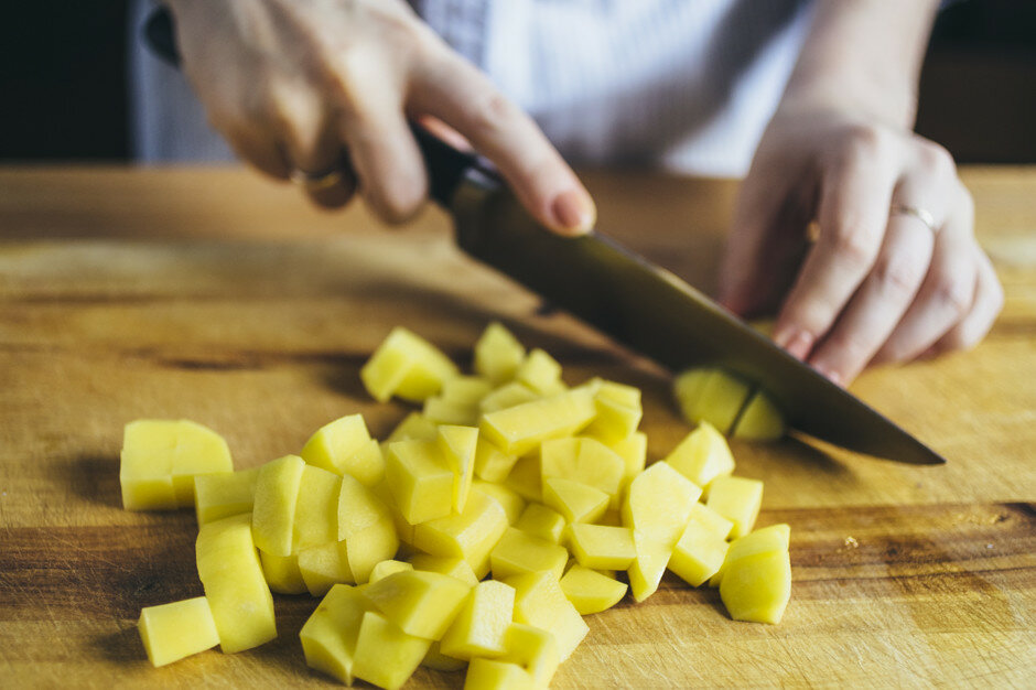 Режущий кубиками. Нарезка картофеля кубиками. Нарезанный картофель. Картофель нарезанный кубиками. Порезать картошку кубиками.