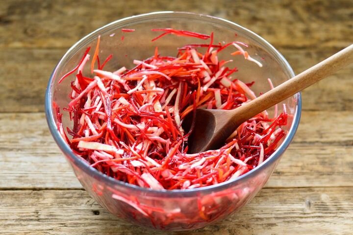 В конце сбрызнуть салат лимонным соком, который ускорит сжигание жира. Не солить.