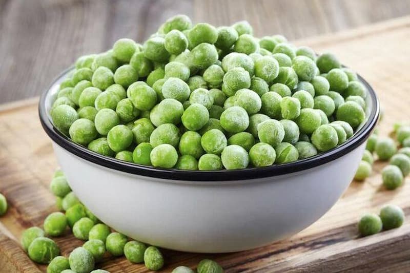 Добавьте в суп замороженный зеленый горошек, посолите и поперчите, варите 5 мин.