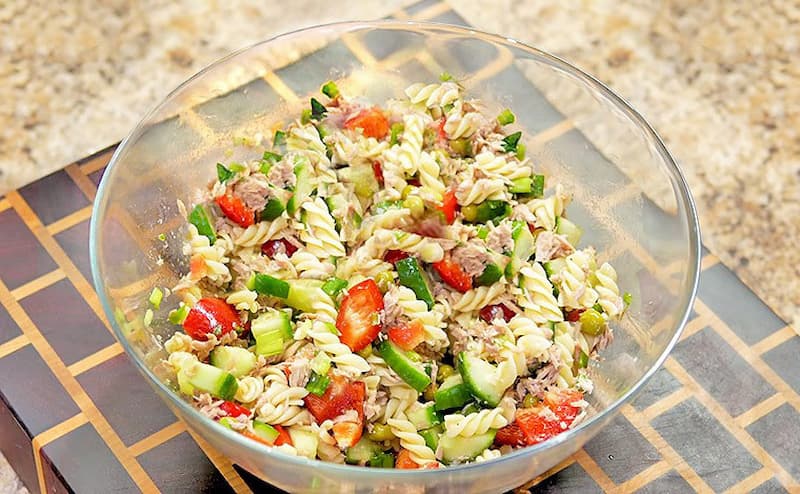Салат с макаронами, тунцом и овощами
