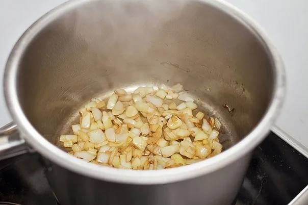 Очистите и мелко нарежьте лук. Положите лук в кастрюлю с толстым дном и обжарьте до золотистого цвета, 10 мин.