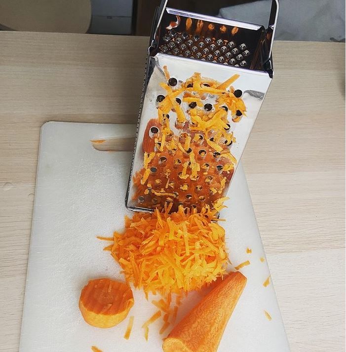 Начинается приготовление с морковки. Сладкую морковь моем, чистим и натираем на терке. Потом подсушиваем в духовке при 120 градусах.