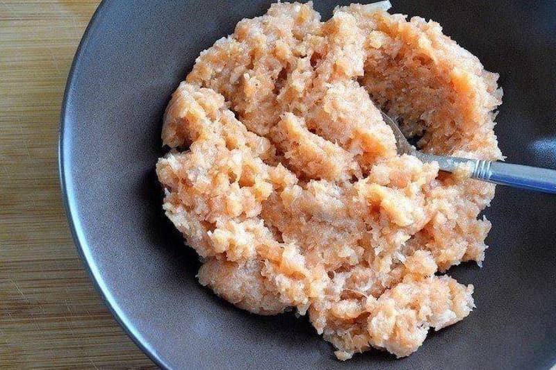 Рыбное филе хорошо промыть и пропустить через мясорубку или измельчить в блендере. 