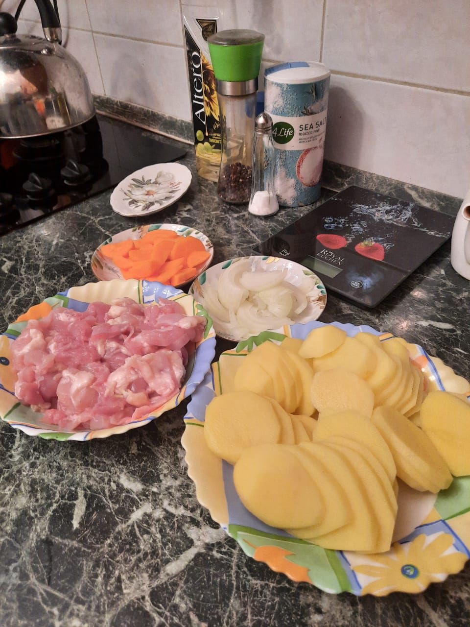 Морковь, лук, картофель чисти и моем