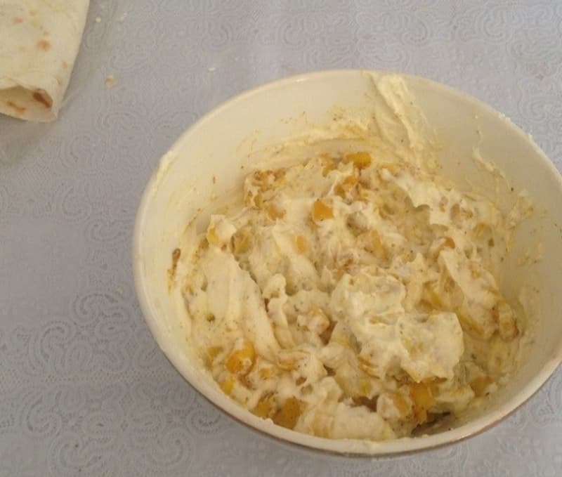 В полученную массу добавить яблоки и тщательно перемешать. 