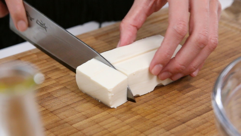 Тофу нарезаем крупно. Затем обжариваем тофу с обеих сторон до золотистости, примерно 2–3 минуты с каждой стороны. Переносим тофу на бумажное полотенце, чтобы убрать лишний жир.