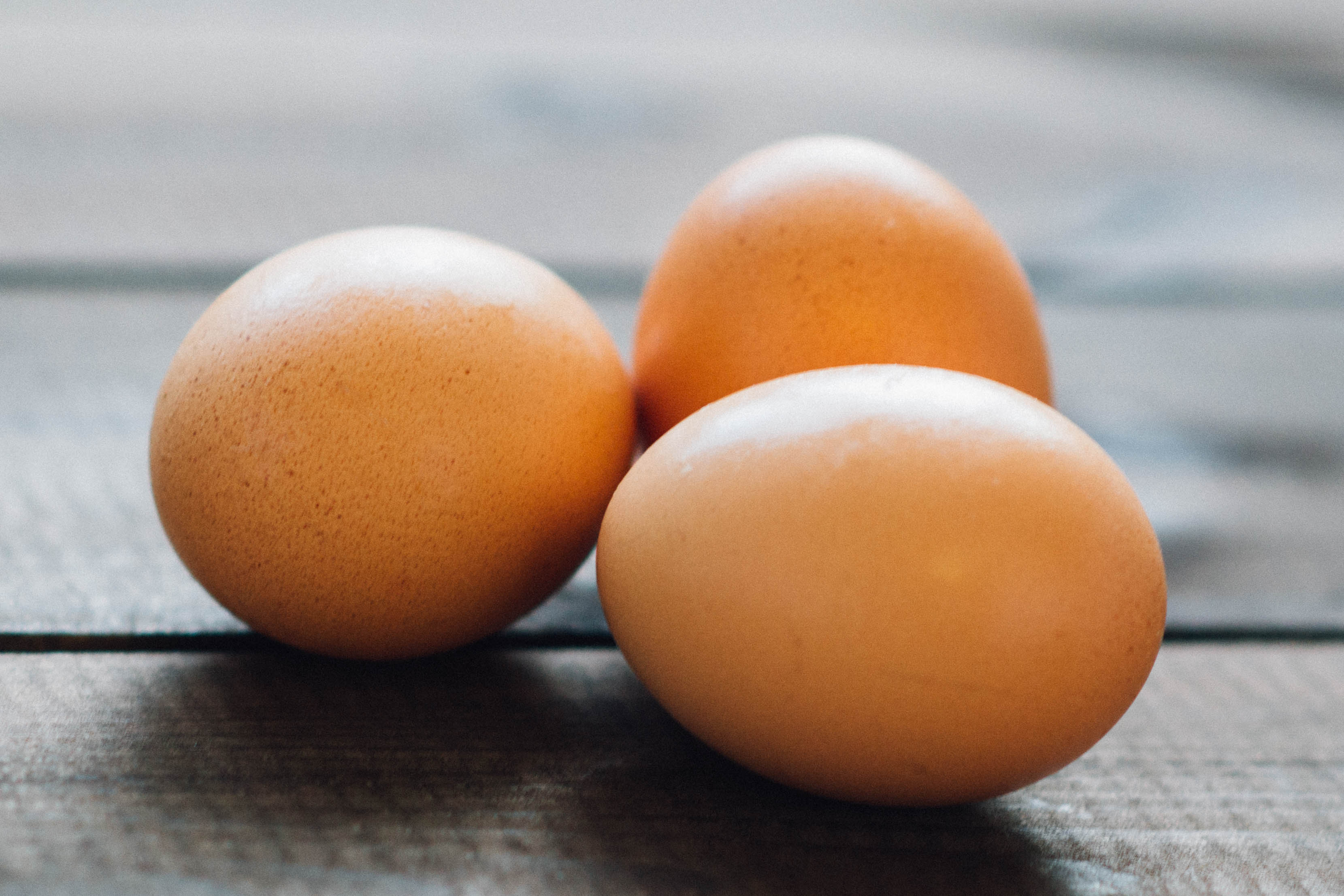 Яйцо взбиваем с солью. Вмешиваем яичную смесь в фарш, добавляем крахмал. Хорошо перемешиваем и отправляем в холодильник на 5–8 часов.