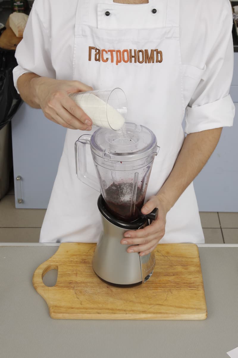 Начните взбивать ягоды. Когда смесь станет более или менее однородной, тонкой струйкой всыпайте в блендер или в комбайн сахар (1,5 кг). Совершенно однородную смесь разложите по стерилизованным банкам, по желанию пастеризуйте, закройте.