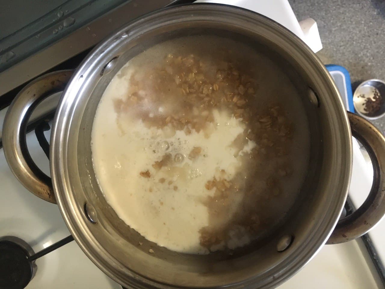 Варим еще минут 10, пока каша не загустеет.