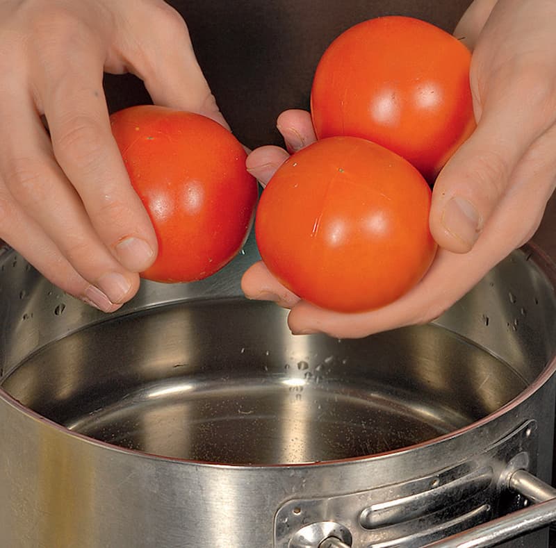 Отварить сельдерей в кипящей подсоленной воде в течение 5 мин. Откинуть на дуршлаг. На помидорах сделать крестообразные надрезы, опустить плоды в кипящую воду на 1 мин., затем обдать холодной водой и снять кожицу.