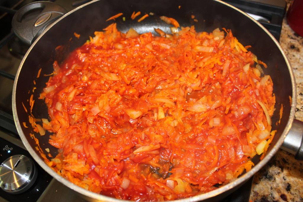 Морковь потереть на терке, лук и помидор мелко нарезать. Сделать зажарку из морковки, лука и помидорки.