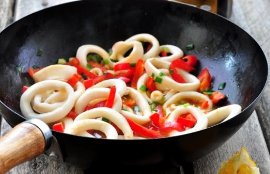 Добавить зеленый лук, соевый соус, чеснок, чили и приправы по вкусу. Перемешать. Блюдо готово.