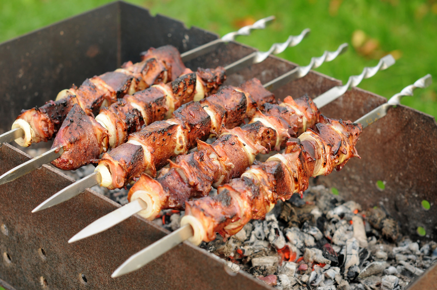 По истечении указанного времени нанизываем печень на шампуры и отправляем на мангал. Жарим шашлык над раскаленными углями, не допускаем появление огня. Во время жарки постоянно крутим шампуры, чтобы кусочки прожарились равномерно. Жарится печень намного б