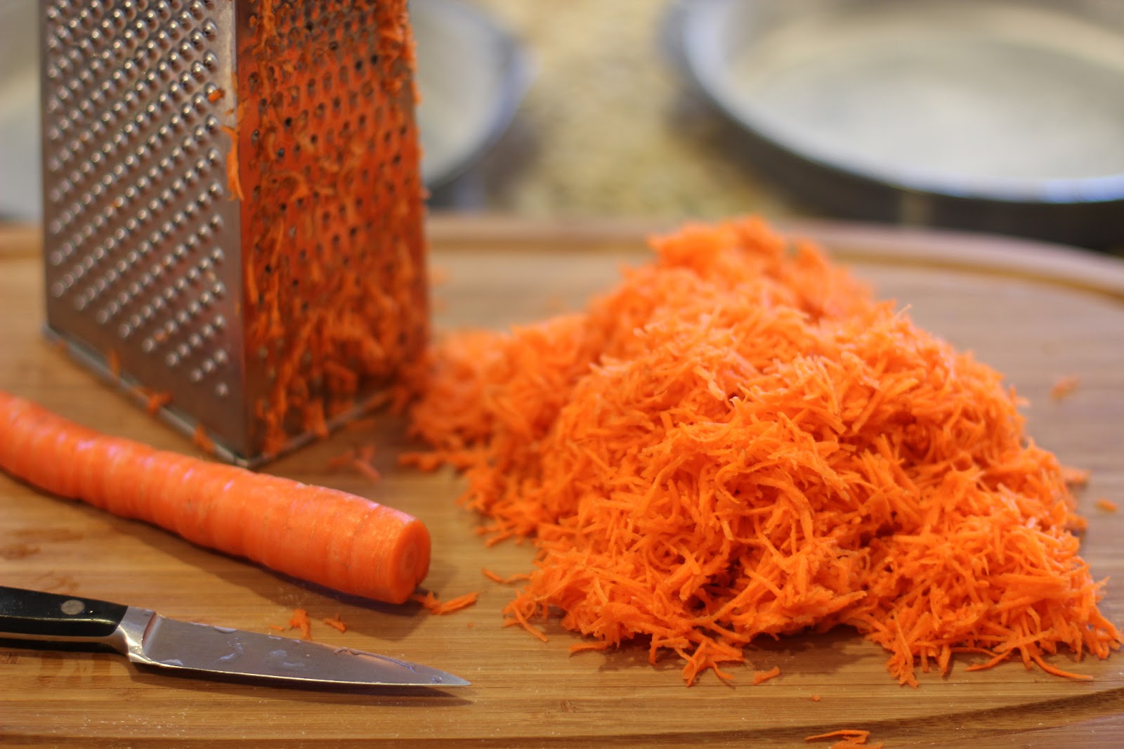 Натрем морковь на терке. Смешаем ее в кастрюле вместе с рисом, измельченным чесноком и пряностями. Варить рис, как обычно, почти до готовности, в конце добавить 2 столовые ложки соевого соуса.
