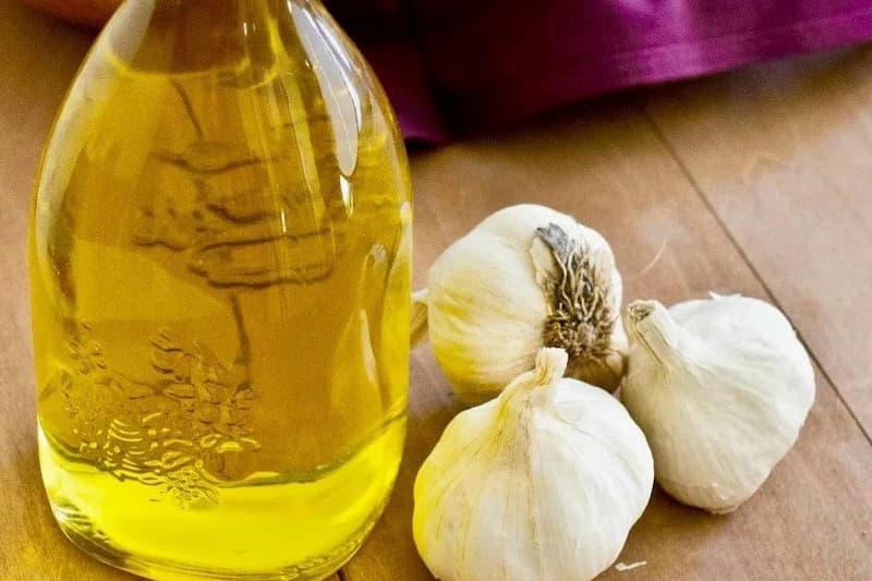 Приготовьте чесночное масло. Разделите головку чеснока на зубчики и очистите их. Добавьте в форму все топленое масло, чеснок и поставьте ее в духовку. Запекайте чеснок в масле при 200°С примерно 20 минут или до тех пор, пока зубчики не начнут коричневеть.