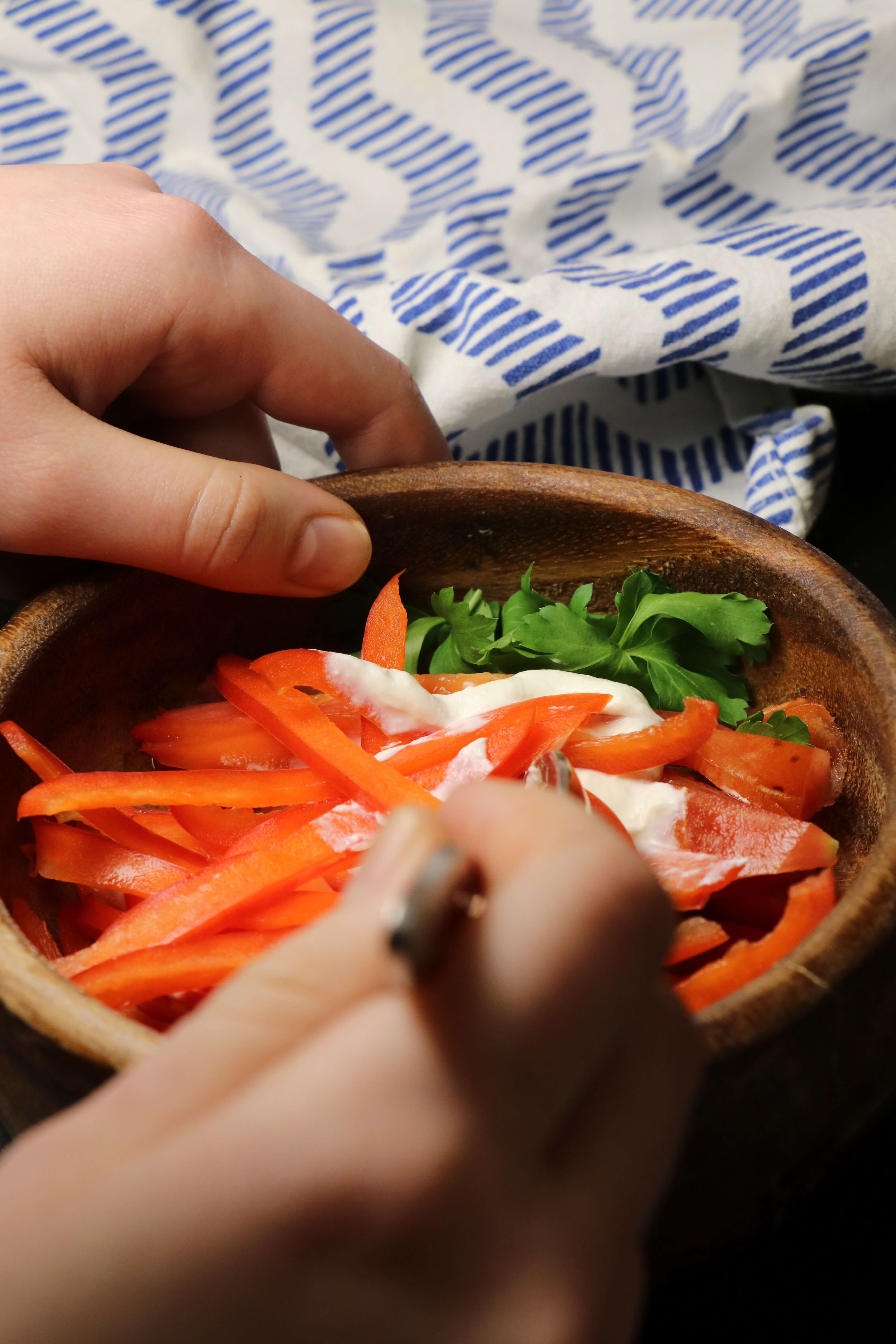 Салат из помидоров со сметаной и перцем 2