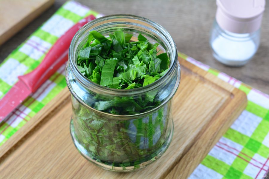 Закатайте банки крышками и оставьте при комнатной температуре на двое суток. Затем уберите банки в холодное место. Это может быть холодильник или погреб для хранения консервации. Если на ваших банках вздулись крышки, выбрасывайте содержимое без сожаления,