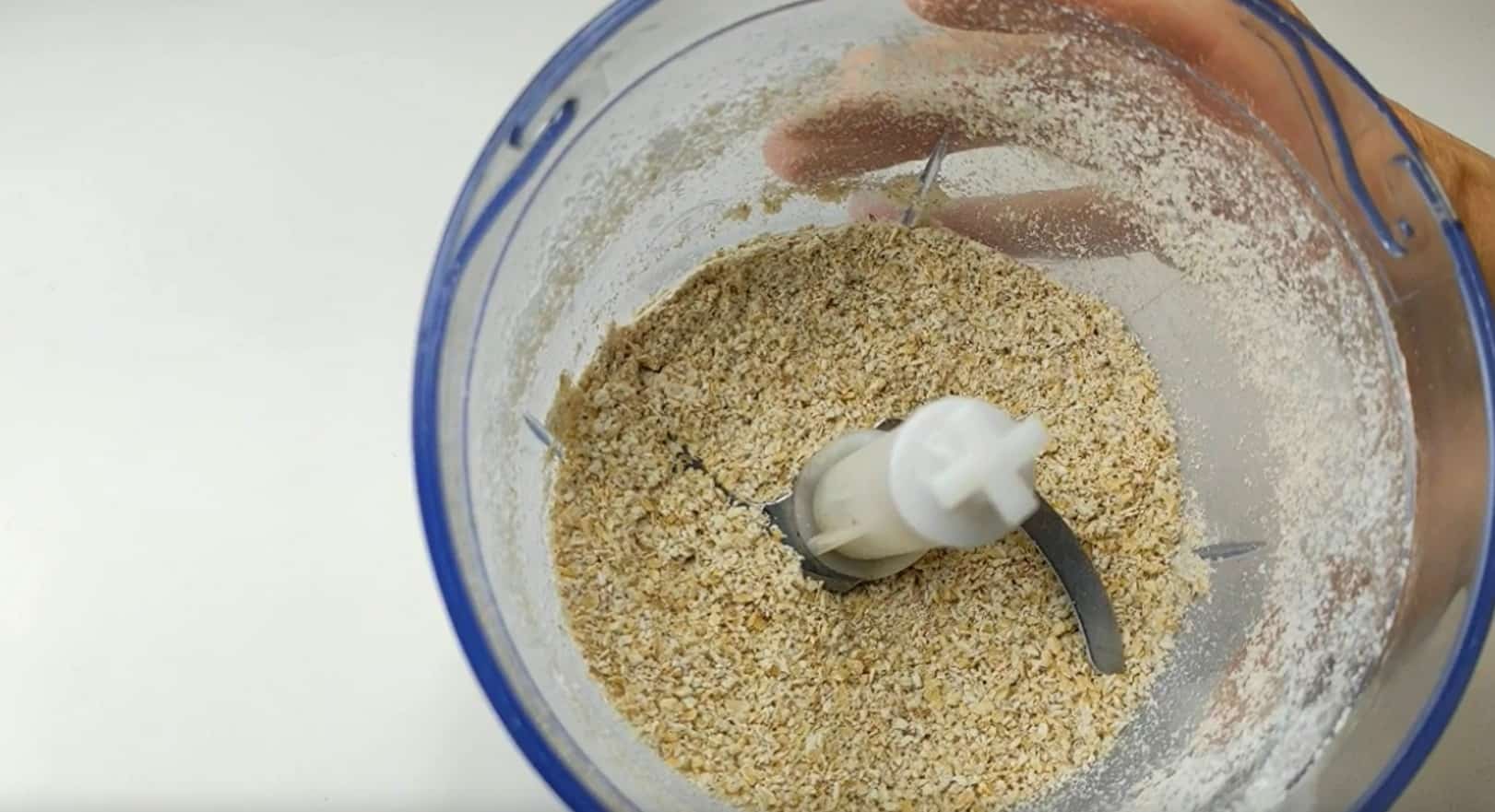 В блендере измельчить овсянку, но не очень мелко, так кексы будут пышнее и интереснее.