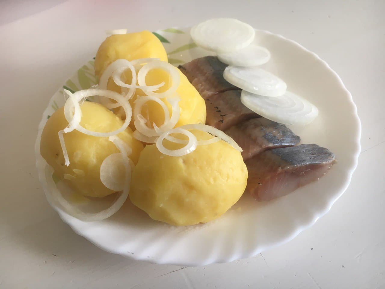 Картошка в мундире с селедкой