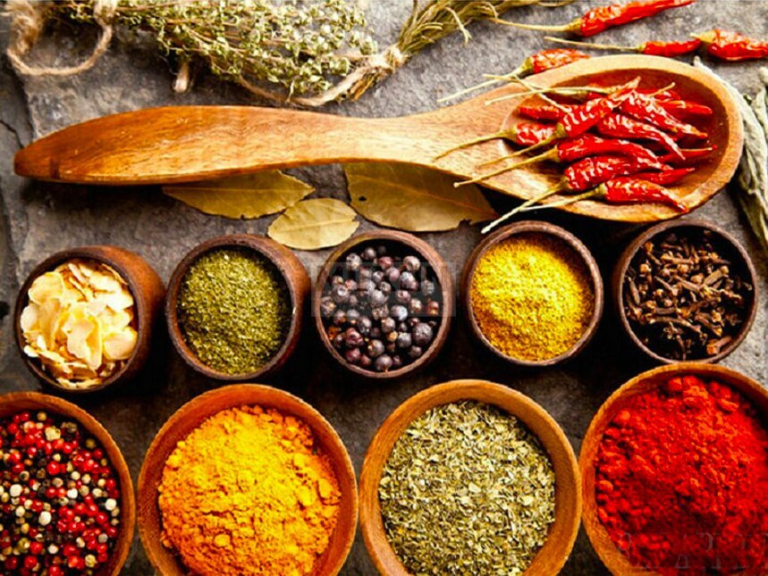 Добавьте в масло молотый кориандр, паприку, соль и молотый черный перец. Для этого рецепта подойдет не только черный перец, но можно взять белый или зеленый вид. Если не любите кориандр или паприку, от них можно отказаться совсем. Так же можно добавить ти