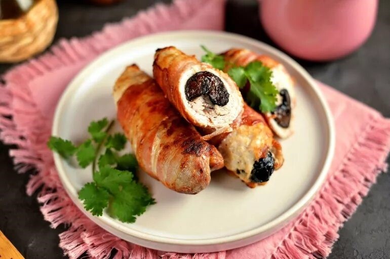 Мясные рулетики с черносливом