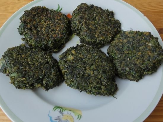 Сформировать котлетки и обжарить в растительном масле.
