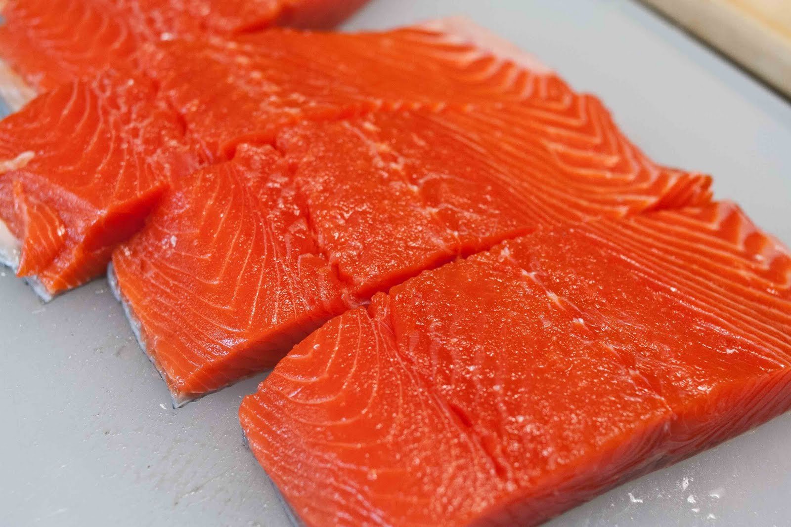 Залить водой рыбу, нарезанную кусочками, добавить перец, соль и лавровый лист. Довести до кипения и варить 25 минут, снимая пену.