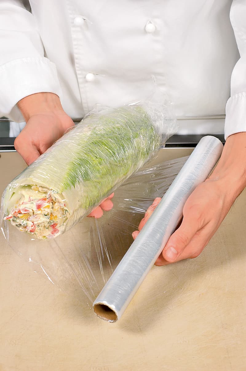 Очень плотно завернуть рулет в 2–3 слоя пищевой пленки и поставить в холодильник минимум на 1 час. Снять пленку, капусту нарезать ломтиками шириной примерно 1,5 см.