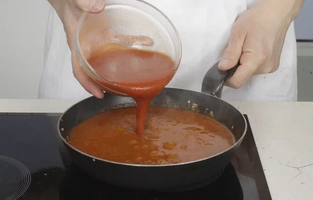 Добавьте к горчичной пасте томатную пасту и уксус, еще раз размешайте и влейте получившуюся массу в томатный соус. Приправьте вустерским соусом, черным и кайенским перцем. Готовьте, время от времени помешивая, 10 мин. Снимите соус с огня и полностью остуд