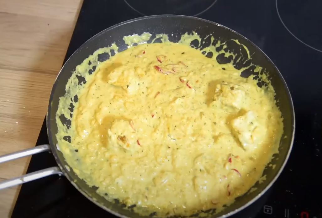 Добавить рыбу и оставить томиться 3-4 минуты. Затем добавить йогурт, аккуратно перемешать и держать на минимальном огне ещё 5 минут. Добавить соль по вкусу.