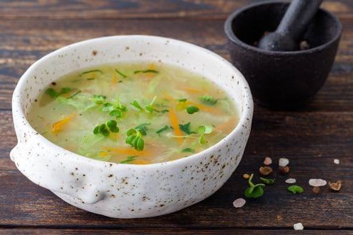Снять с огня, заправить соевым и рыбным соусом, соком лайма по вкусу. Посыпать зеленым луком и кресс-салатом. Украсить чили. Приятного аппетита!