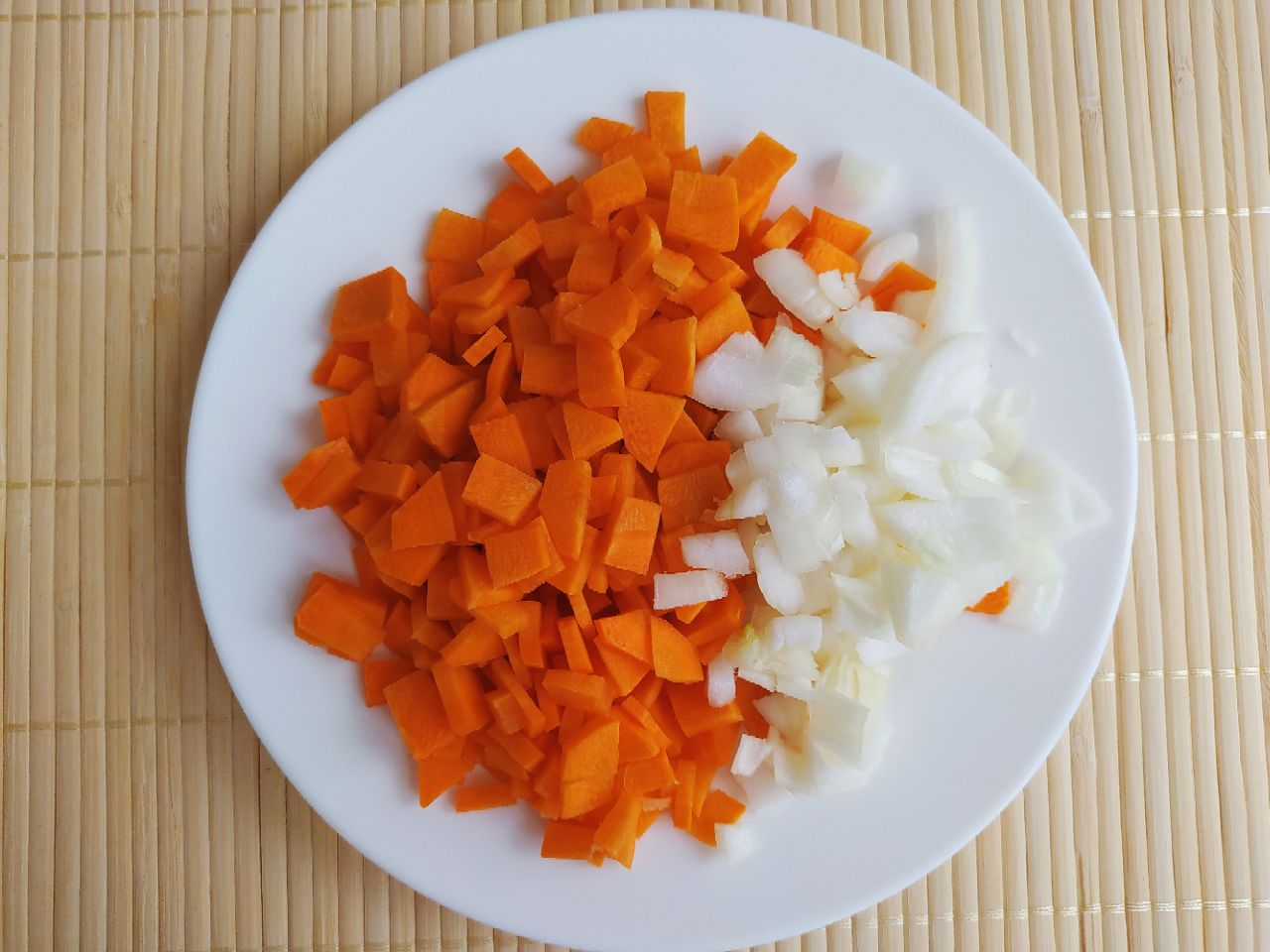 Воду довести до кипения, положить нарезанные лук и морковь, варить 5 минут. Добавить брокколи и половину шампиньонов, оставить вариться еще на 10 минут.
