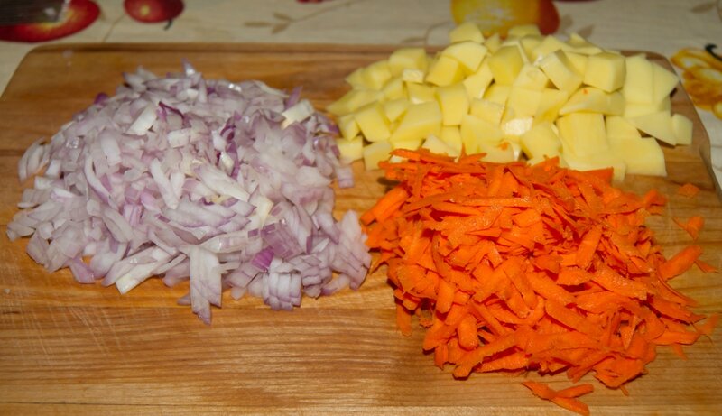 Морковь нарежьте соломкой или натрите на крупной терке, лук измельчите произвольно не очень крупно. Картофель нарежьте небольшими кубиками или брусочками, как вам более привычно.