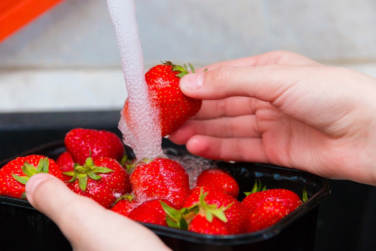 Клубнику промойте, удалите хвостики. Разрежьте каждую ягоду на 4 части. Если ягоды мелкие, можете оставить их целиком. Клубнику выложите в миску, полейте бальзамическим уксусом, посыпьте сахаром и оставьте на 15 минут. Бальзамический уксус можете заменить