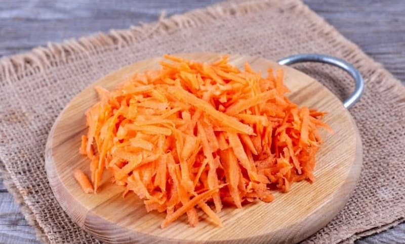 Лук и морковь очистить. Морковь натереть на терке, лук порезать кубиками.