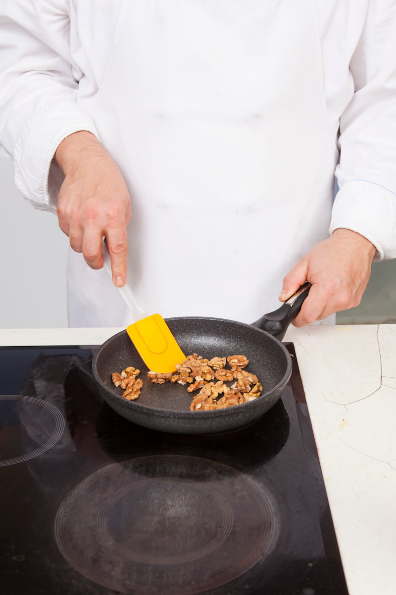 Разогрейте сковороду на среднем огне и обжарьте грецкие орехи до светло-коричневого цвета, 3–5 мин. Остудите и крупно порубите.