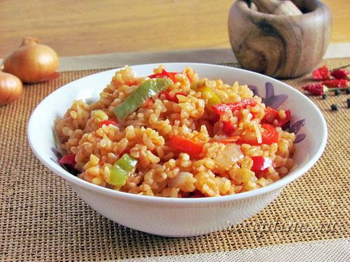 Печеные помидоры добавить к булгуровой смеси.