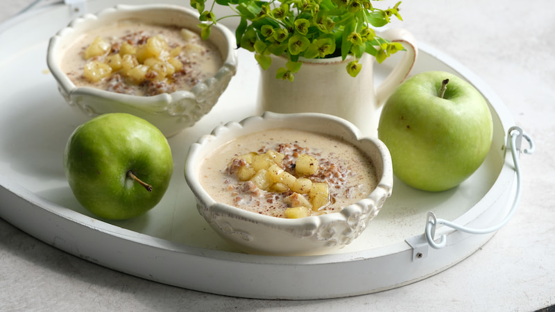 Сладкий молочный суп с гречкой, яблоками, медом и корицей