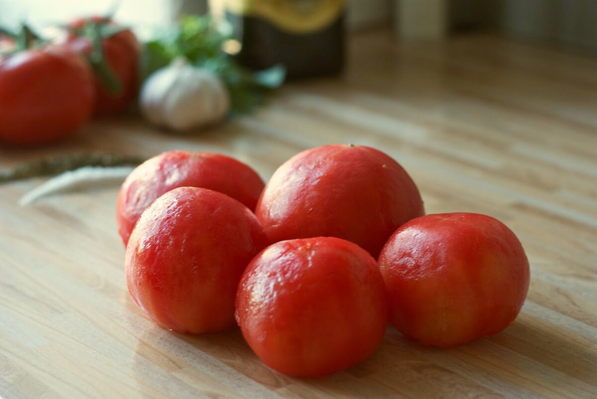 Помидоры моем, обдаем их кипятком, снимаем кожицу, вырезаем место крепления плодоножки, мякоть разрезаем на части и пробиваем блендером в пюре или пропускаем через мясорубку. 