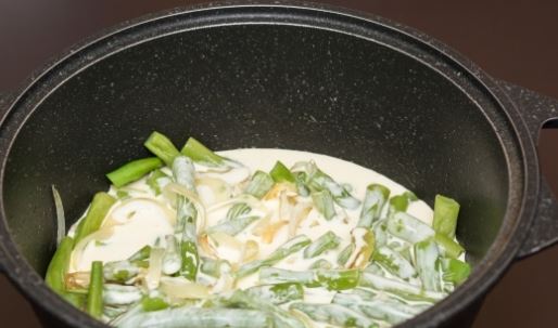 Влить осторожно сливки, насыпать приправы и потушить минуту.