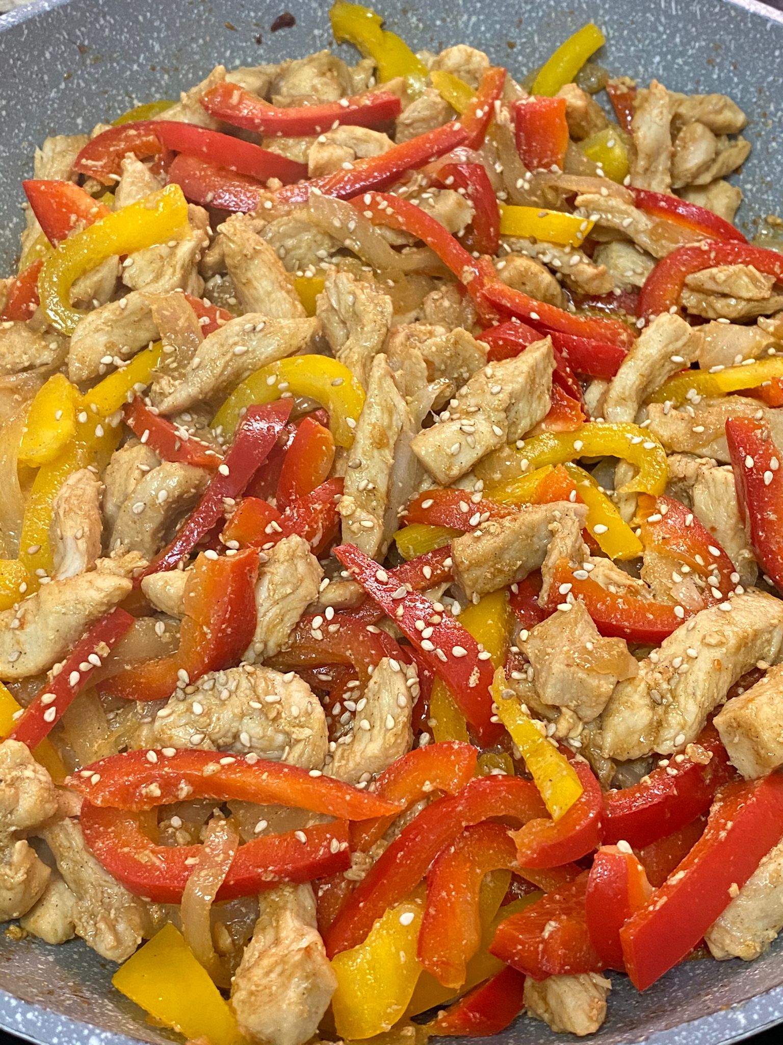 Когда мясо с овощами готовы, посыпаем кунжутом