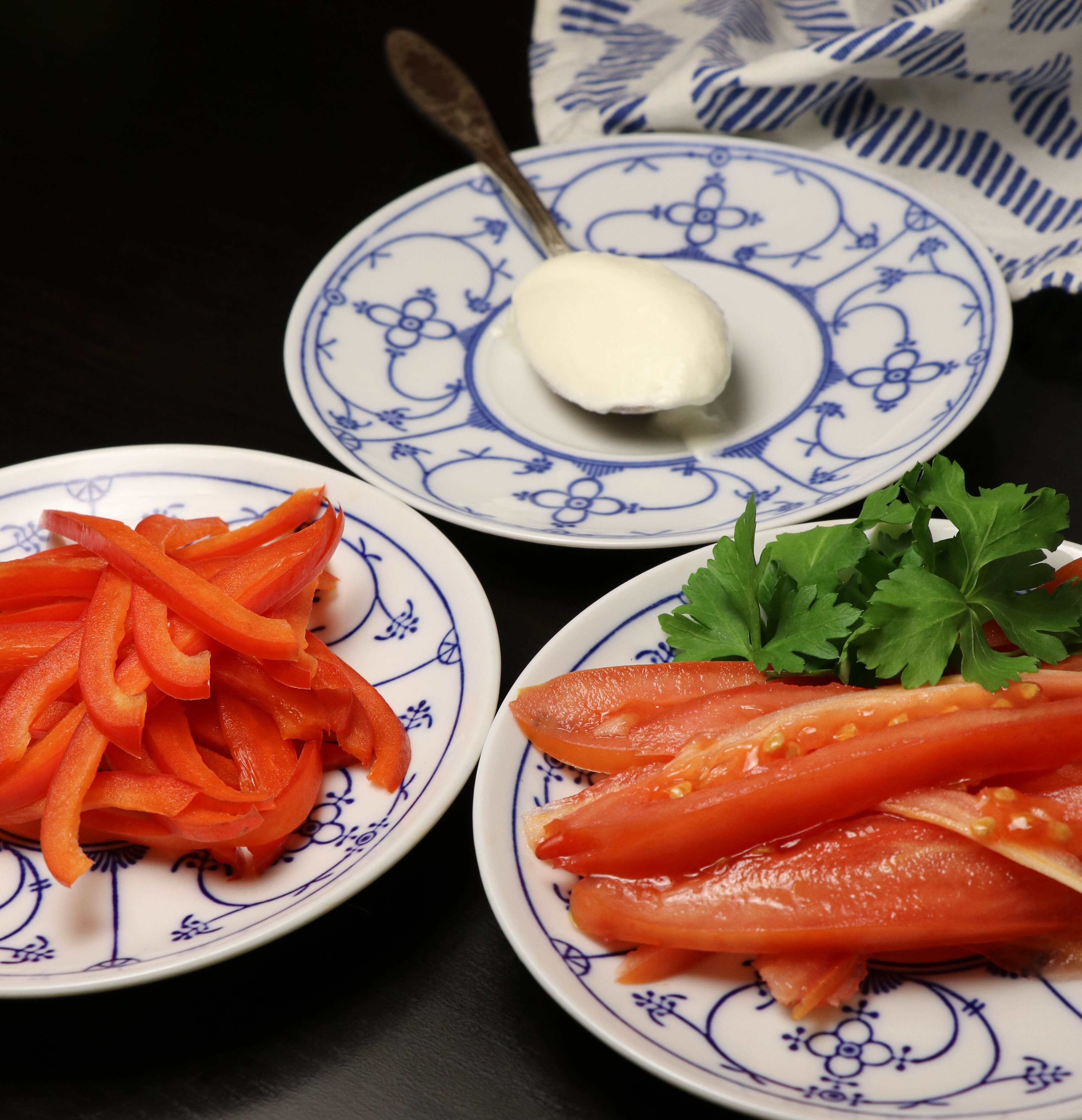 Салат из помидоров со сметаной и перцем 1