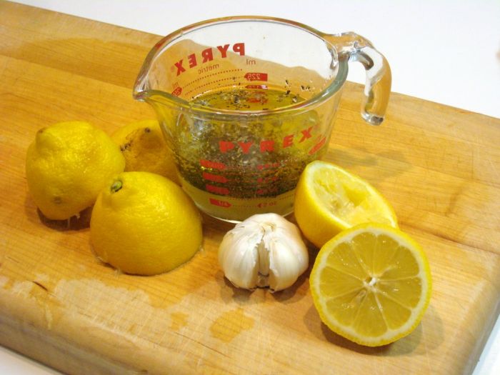 Приготовить заливку: измельчить чеснок, добавить немного соли, сахар, сок лимона, очень хорошо перемешать. Заправлять непосредственно перед подачей.